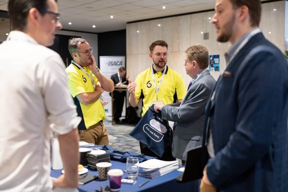 6clicks-booth-huddle